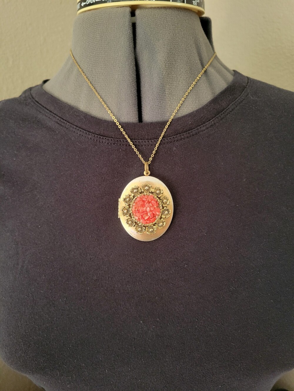 Vintage 70s Oval Gold Tone Floral Faux Coral Locket Pendant Necklace SEE DESC.